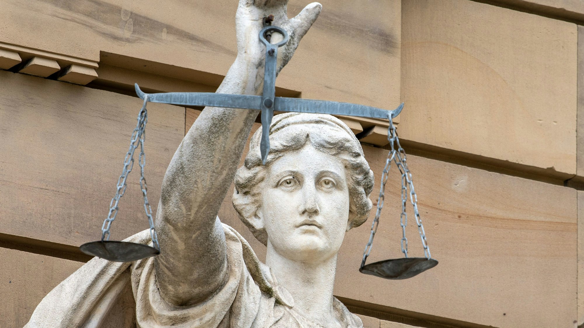 Vor dem Gebäude des Amt- und Landgerichts steht eine Statue der Göttin Justitia.