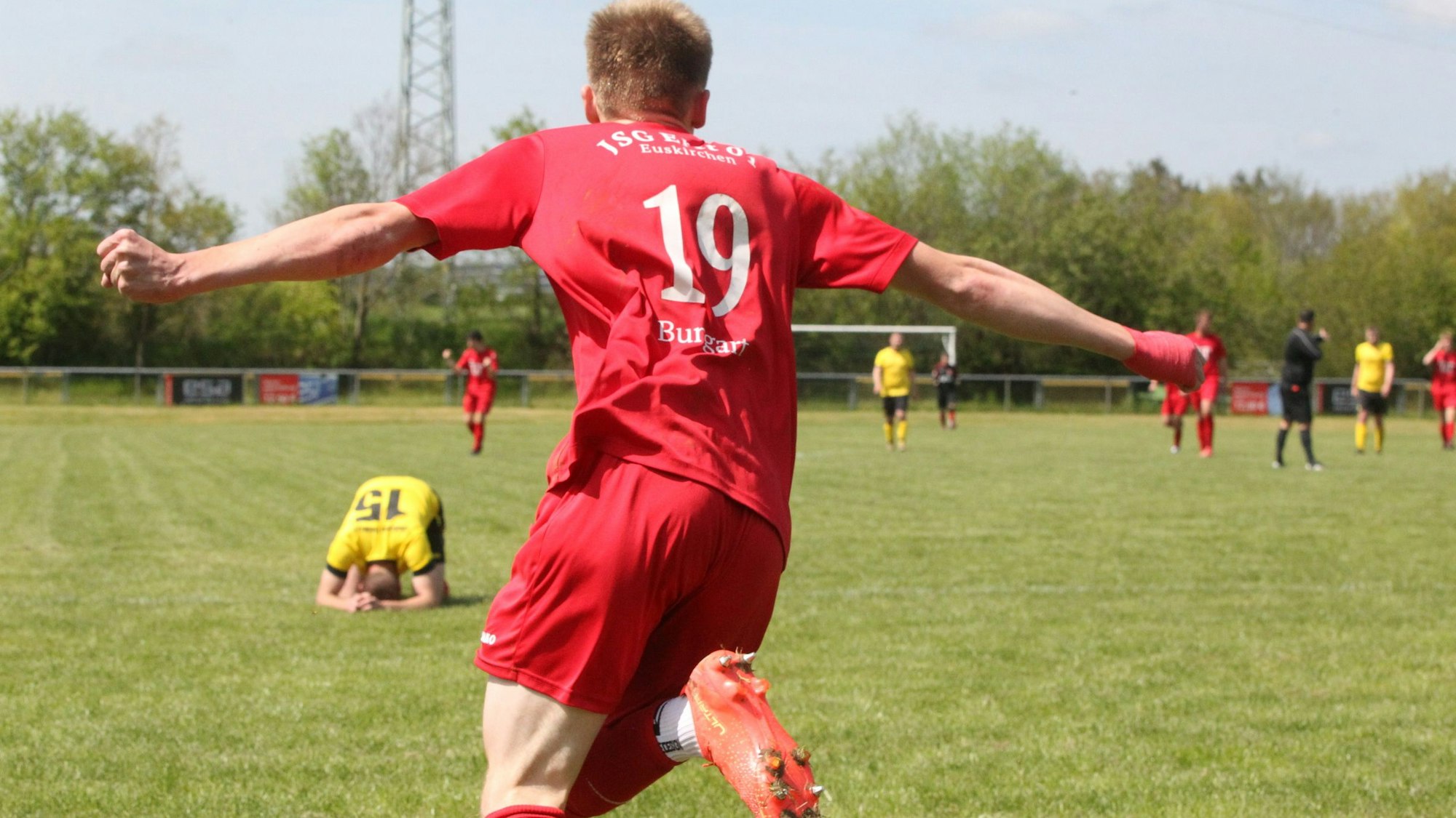 Jubelt läuft Fußballer Luke Bungart in Richtung seiner Mitspieler.