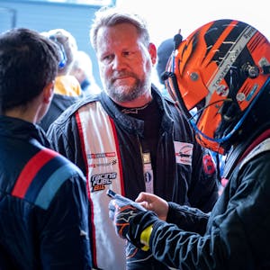 Rennfahrer Björn Simon im Gespräch mit anderen Fahrern.