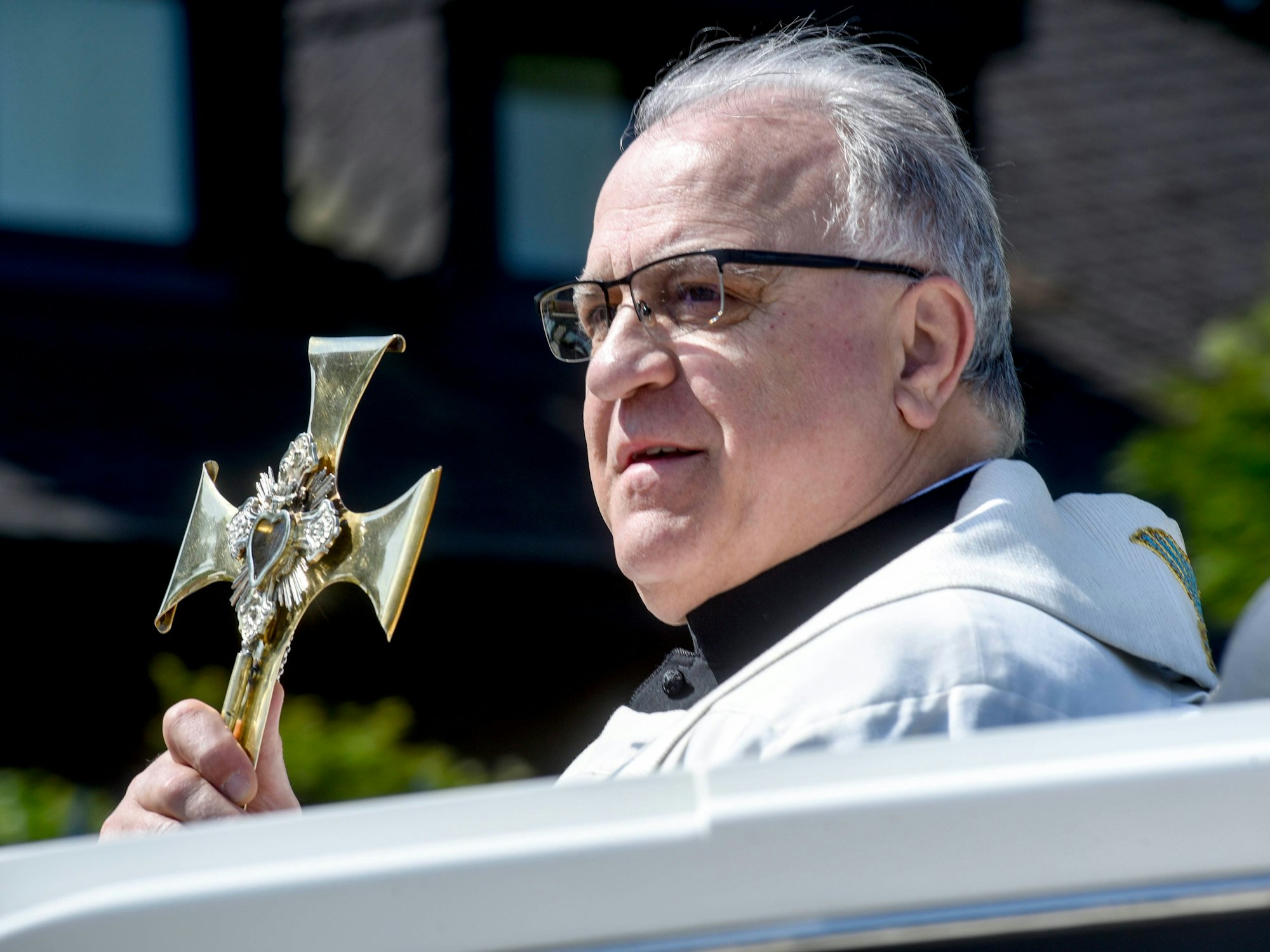 Pfarrer Josef Pikos führte ein Kreuz mit Holzpartikeln vom Kreuze Jesu mit.