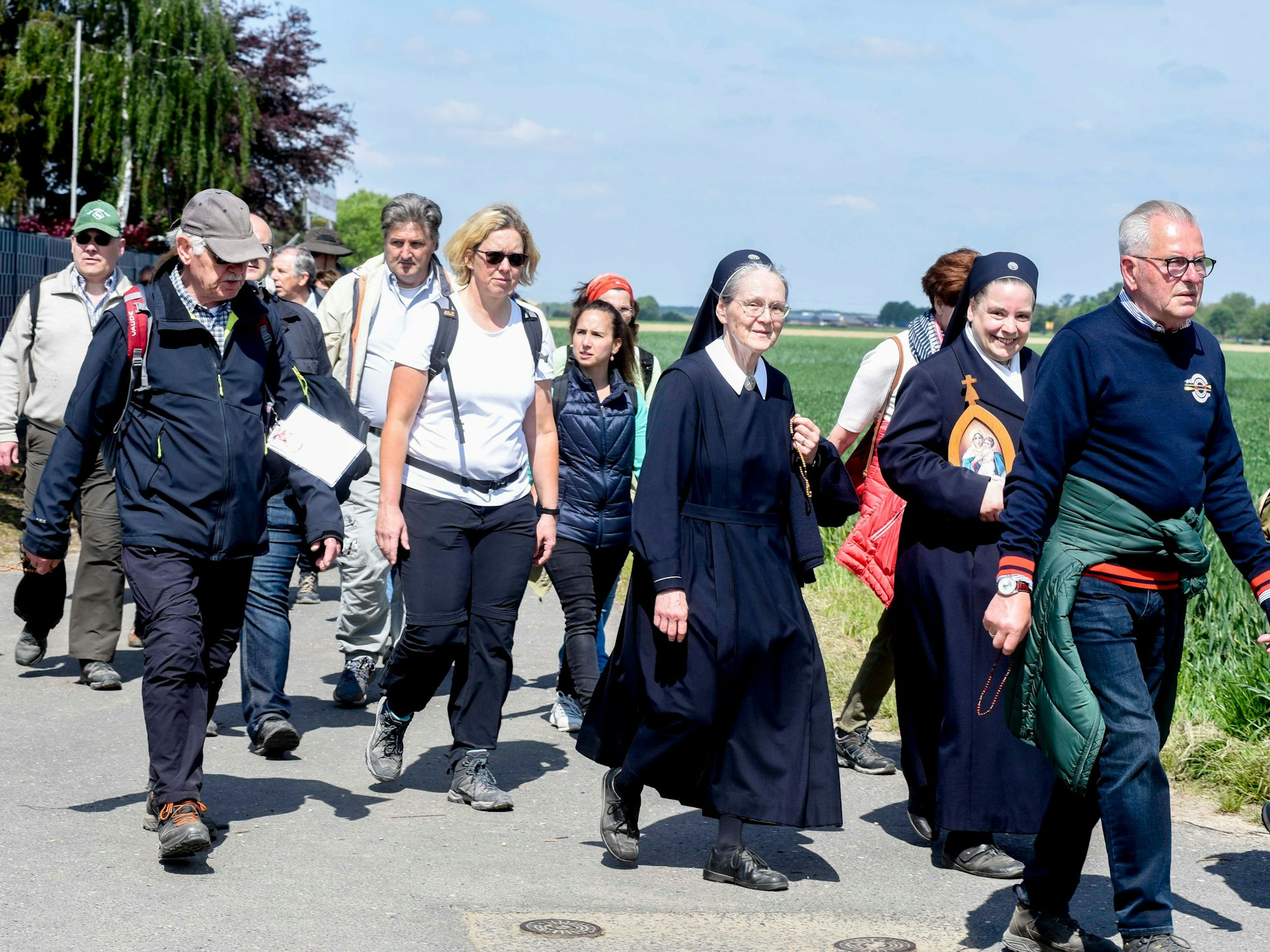 Die Fußpilger, etwa 250 Menschen beteten auf rund zwölf Kilometern in drei Stunden den Rosenkranz.