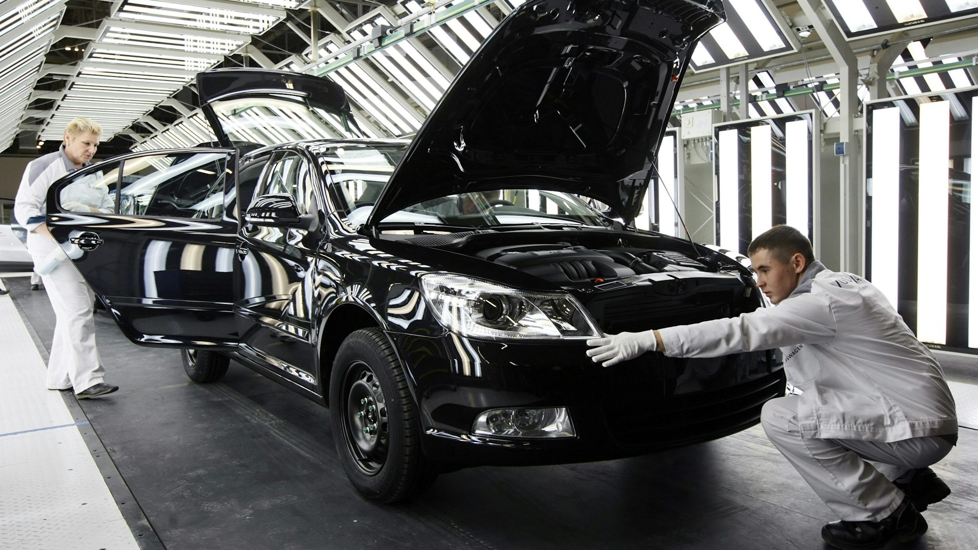 Im russischen Kaluga wird in der Endkontrolle im VW-Werk ein Fahrzeug kontrolliert.
