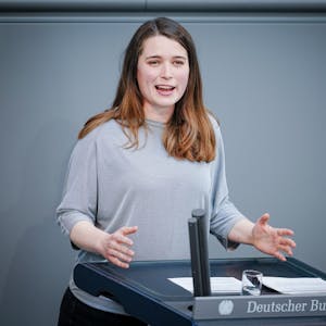Bundestagsabgeordnete Emilia Fester (Bündnis 90/Die Grünen) spricht im Bundestag am Rednerpult.