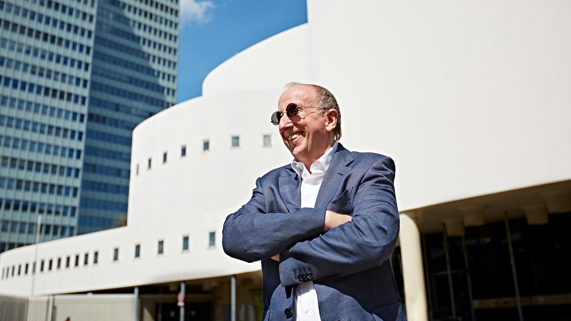 Wilfried Schulz
 
steht mit Sonnenbrille vor dem Eingang des Düsseldorfer Schauspielhauses.