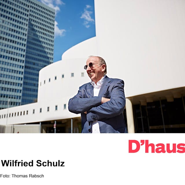 Wilfried Schulz
 
steht mit Sonnenbrille vor dem Eingang des Düsseldorfer Schauspielhauses.