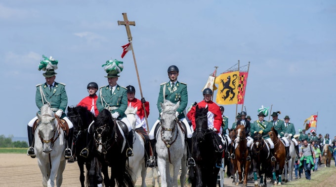 Das Foto zeigt die Reiterpilger hoch zu Ross. Angeführt wurden sie von den Sebastianus-Schützen in blauen Uniformen, die Kunibertus Schützen in Grün bildeten das Schlusslicht.