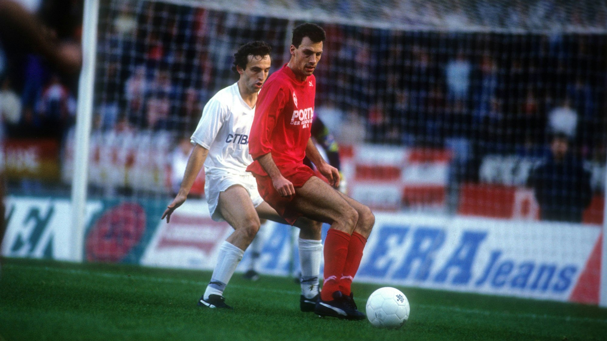 Frank Neubarth von Werder Bremen kämpft mit Frank Ordenewitz vom 1. FC Köln in einem Bundesliga-Spiel im Oktober 1991 um den Ball.