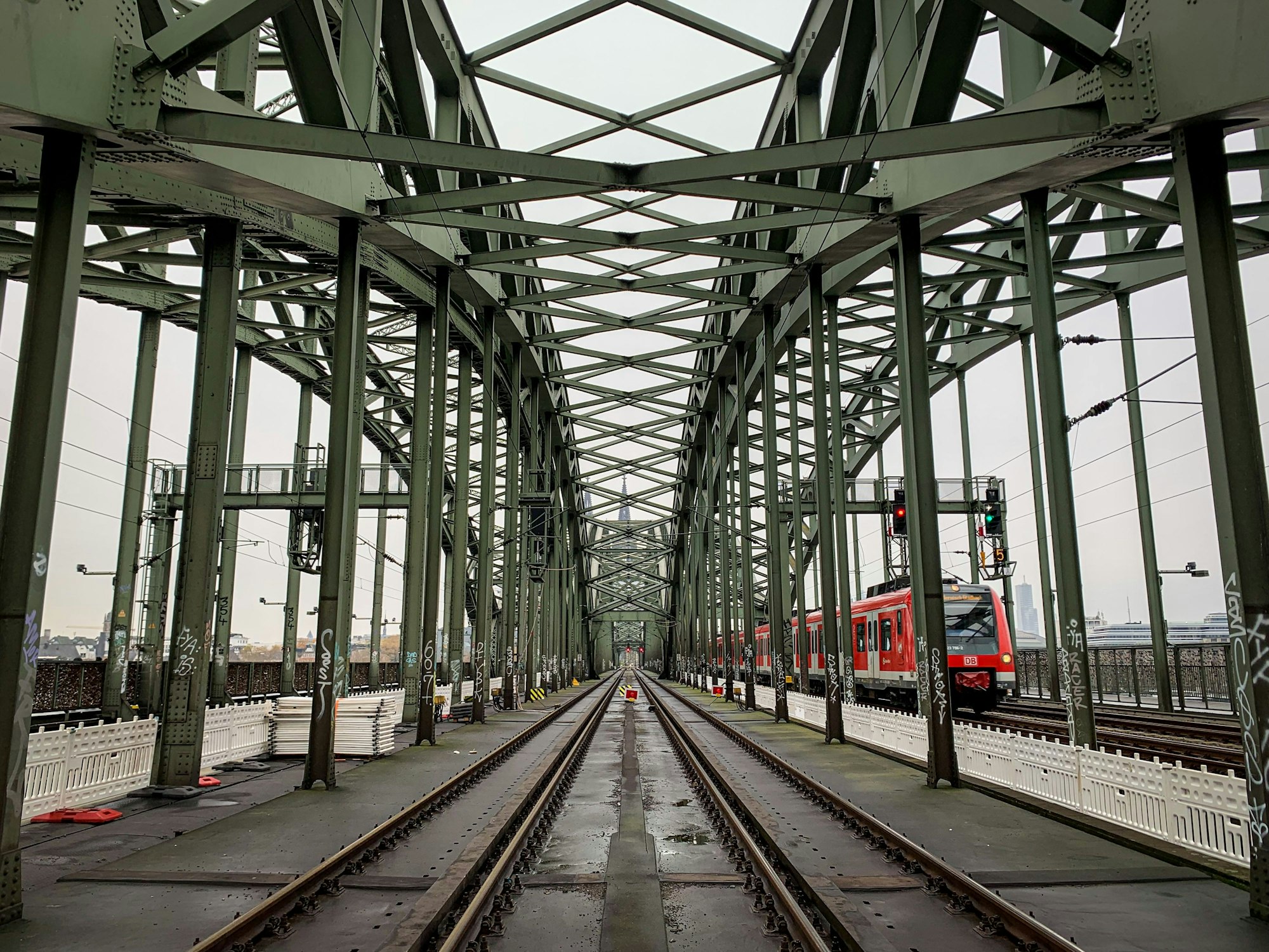 Ein Zug fährt auf der Hohenzollernbrücke in Richtung des Kölner Hauptbahnhofs.