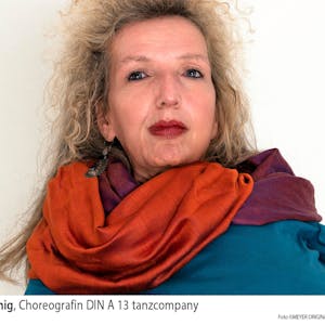 Gerda König erhält den Ehrenpreis des Kölner Kulturpreises, sie trägt einen roten Schal auf blauem Oberteil.