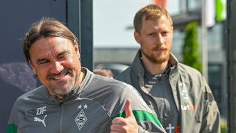 Daniel Farke, Trainer von Borussia Mönchenglabach, hier zu sehen am 18. Mai 2023 auf dem Weg zum Trainingsgelände im Borussia-Park. Daniel Farke macht die Daumen-Hoch-Geste.