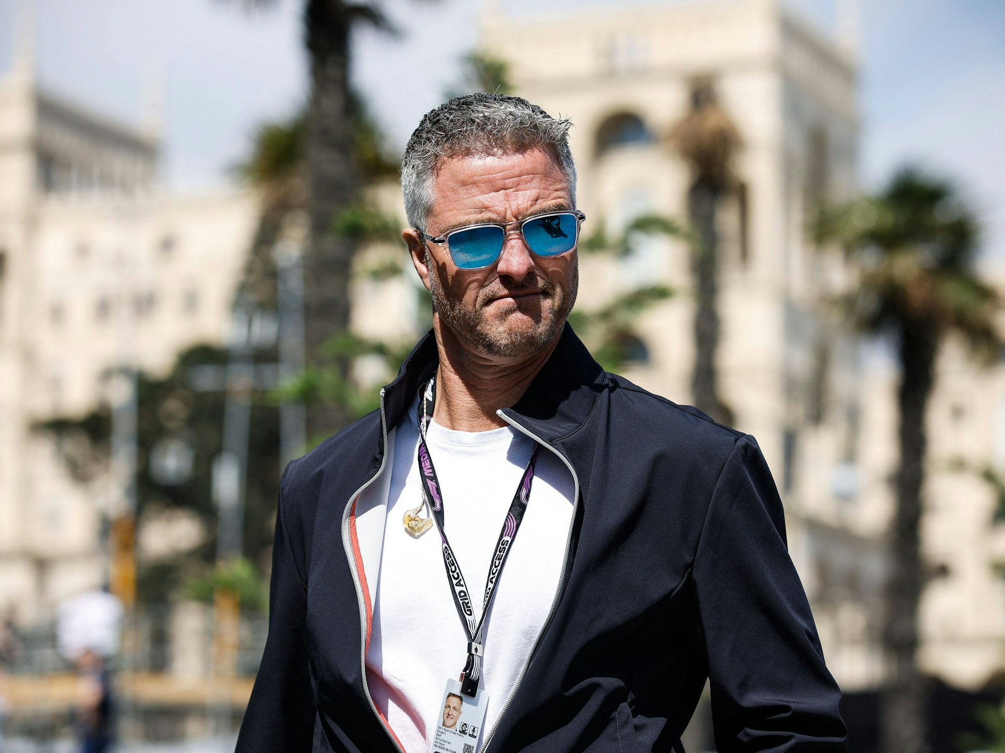 Ralf Schumacher kommt beim Großen Preis von Aserbaidschan mit Sonnenbrille ins Fahrerlager.