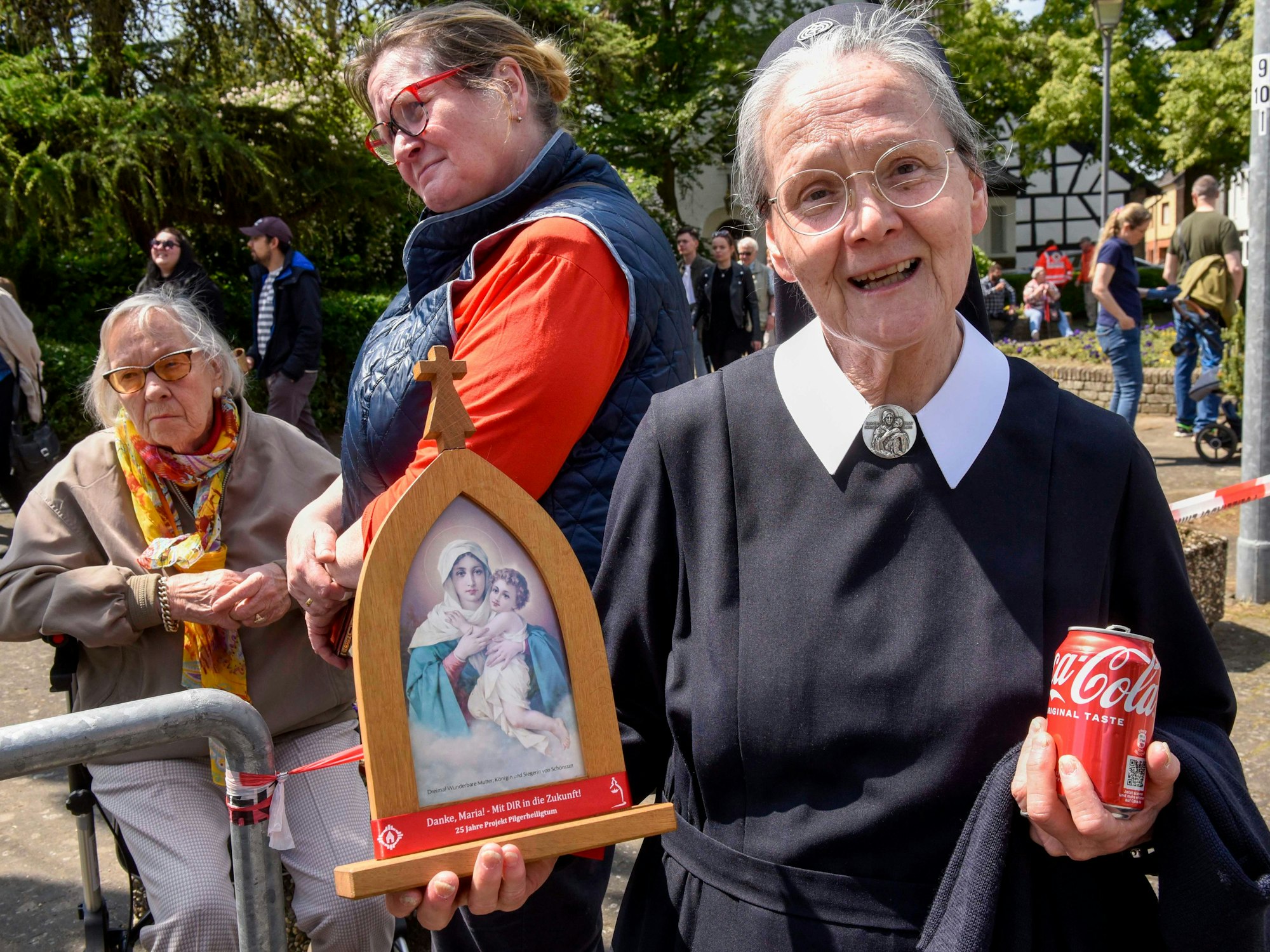 Schwester Marié zeigte das Pilgerbild der Schönstätter Marien Schwestern.