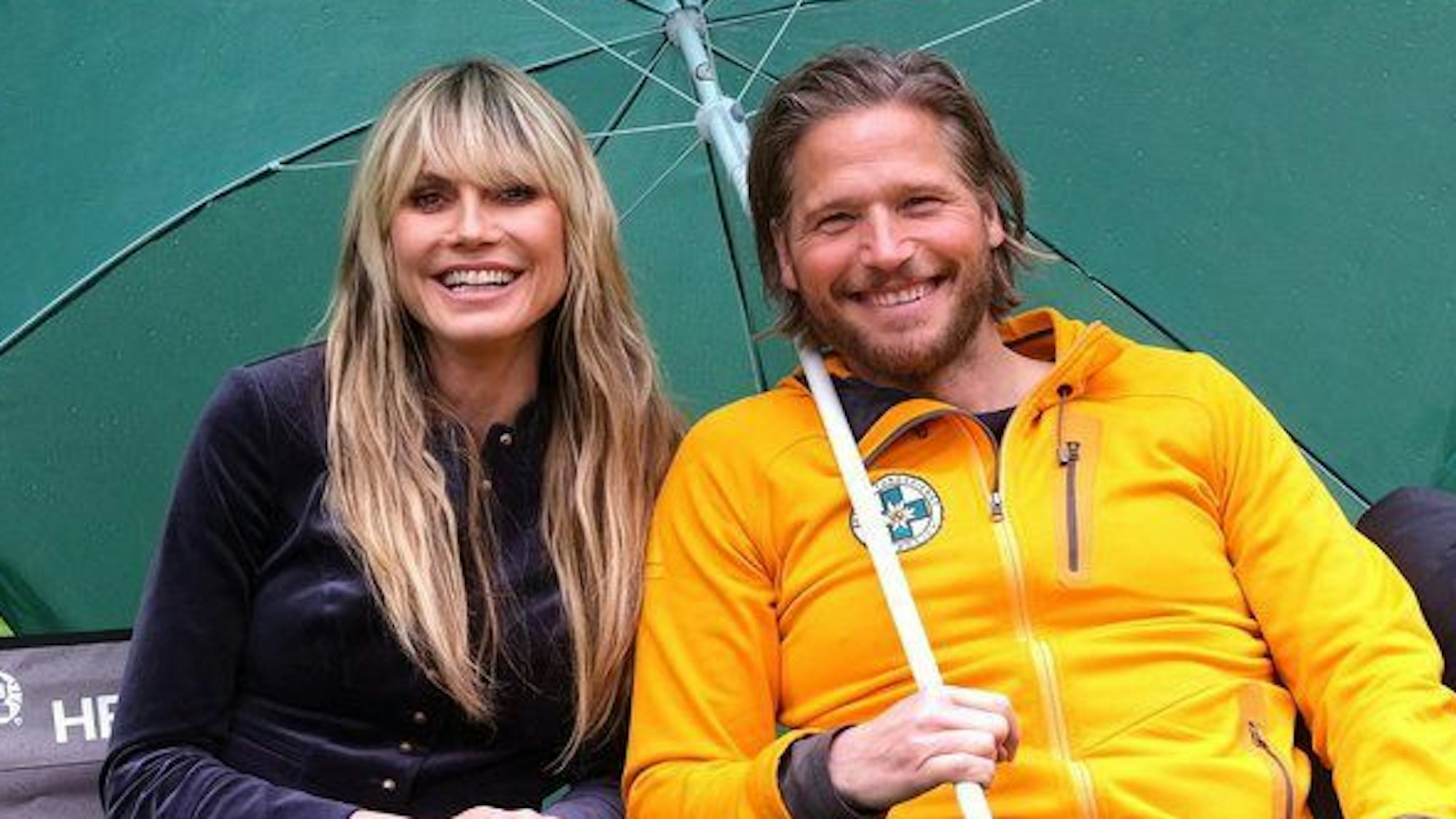 Model Heidi Klum und der Schauspieler  Sebastian Ströbel sitzen beim Drehstart für die Fernsehserie «Die Bergretter» am Set (undatierte Aufnahme).