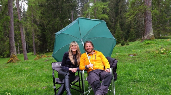 Model Heidi Klum und der Schauspieler  Sebastian Ströbel sitzen beim Drehstart für die Fernsehserie «Die Bergretter» am Set (undatierte Aufnahme).&nbsp;