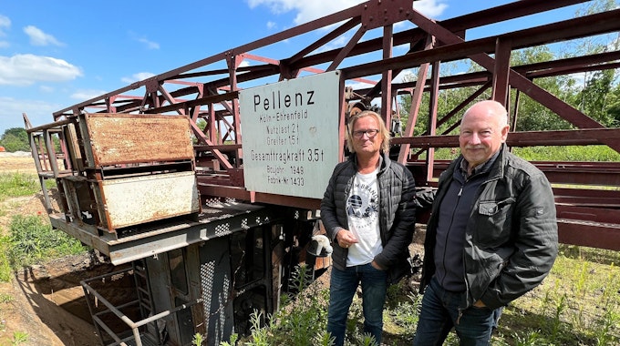 Das Foto zeigt Branko Appelmann und Bert Wallraf vom Heimatverein Sindorf vor dem Brückenkran.
