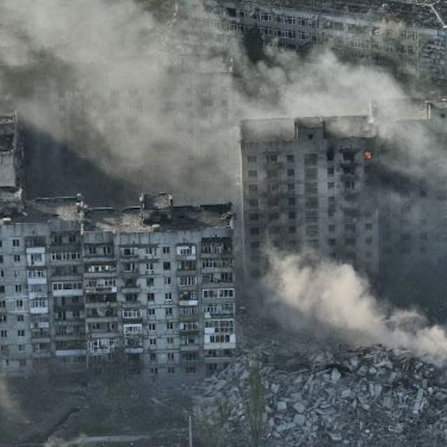 Ukraine, Bachmut: Rauch steigt aus Gebäuden in Bachmut in der Region Donezk auf.