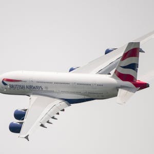 Ein Airbus A380 der britischen Fluggesellschaft British Airways fliegt eine Kurve in der Luft.