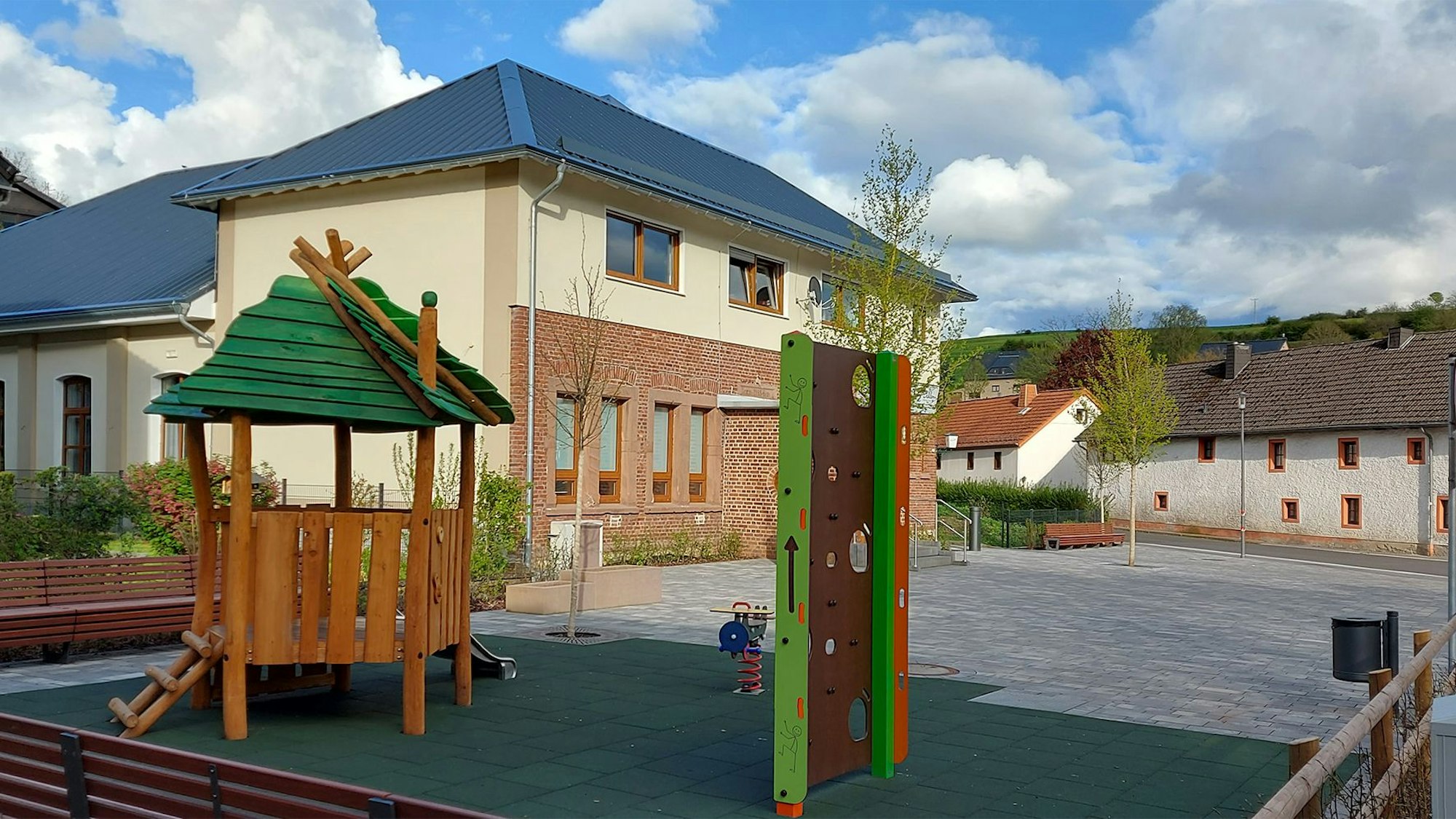 Der Spielplatz gehört zur Ausstattung des neuen Dorfplatzes vor dem Vereinshaus in Dahlem.