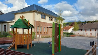 Der Spielplatz gehört zur Ausstattung des neuen Dorfplatzes vor dem Vereinshaus in Dahlem.