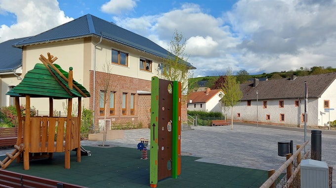 Der Spielplatz gehört zur Ausstattung des neuen Dorfplatzes vor dem Vereinshaus in Dahlem.&nbsp;