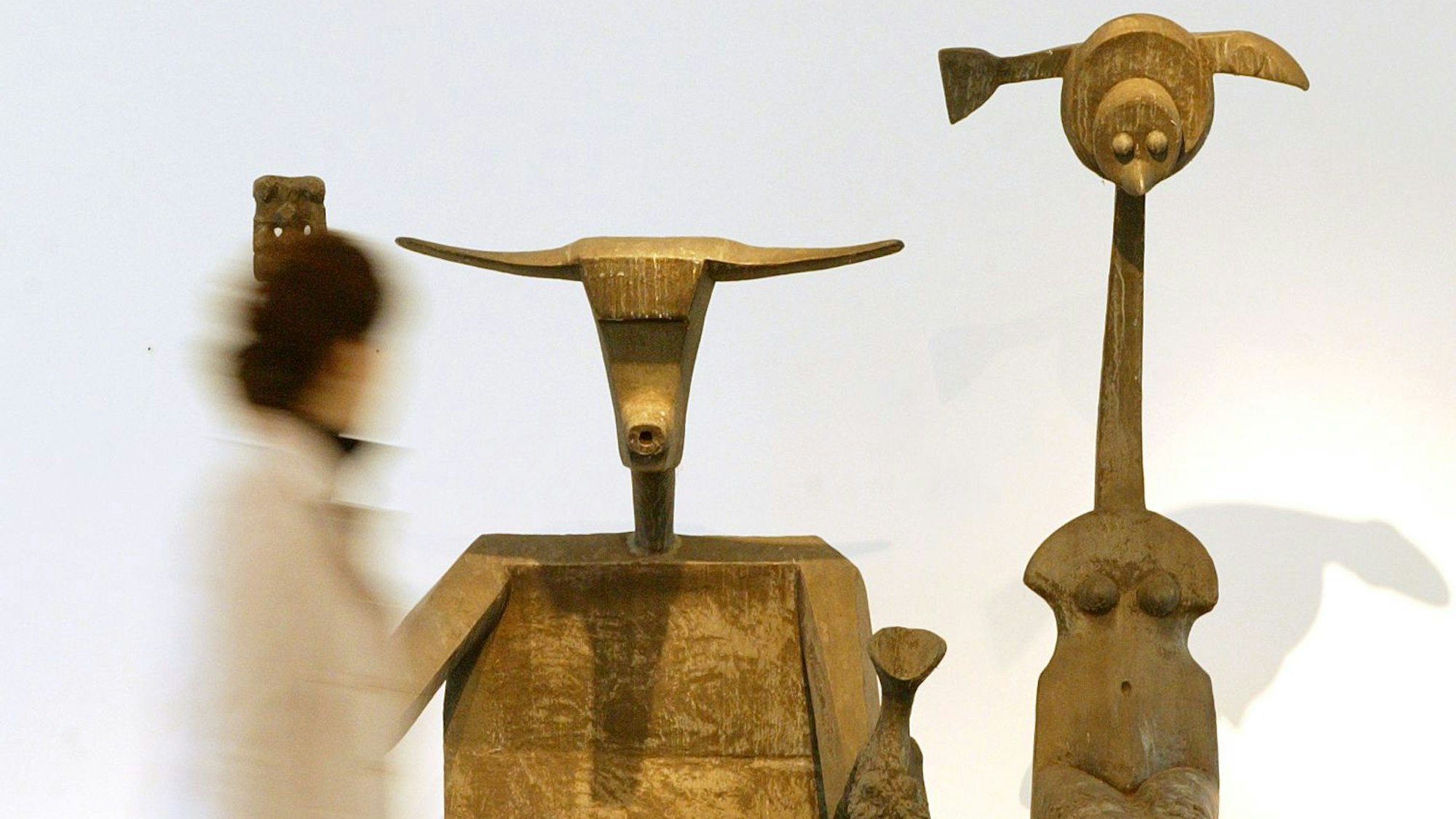 Eine Frau geht im Max-Ernst-Museum in Brühl an der von Ernst geschaffenen Bronzeskulptur „Capricorne“ vorbei.