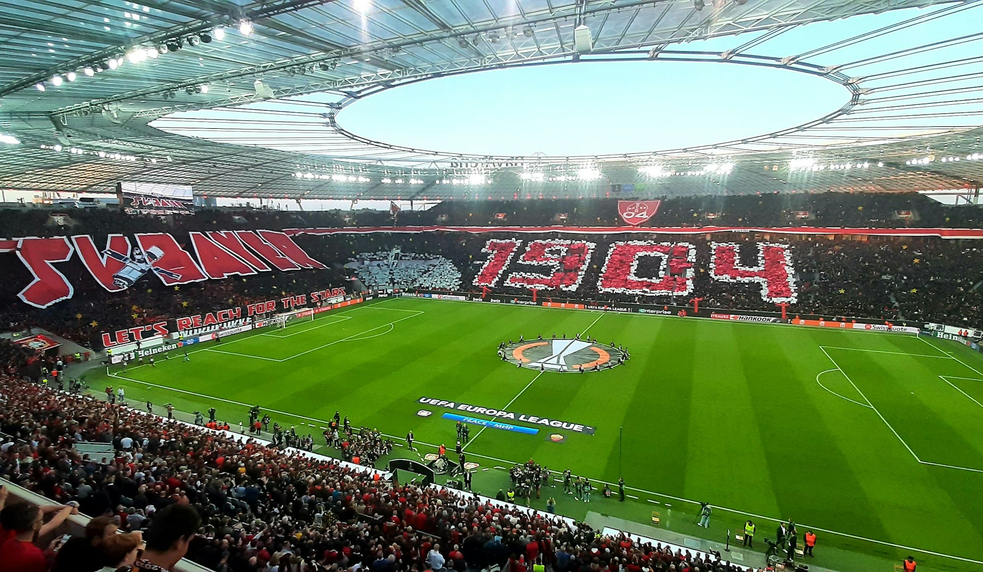 Choreografie der Fans von Bayer 04 Leverkusen vor dem Halbfinal-Rückspiel der Europa League gegen die AS Rom in der Bay-Arena.