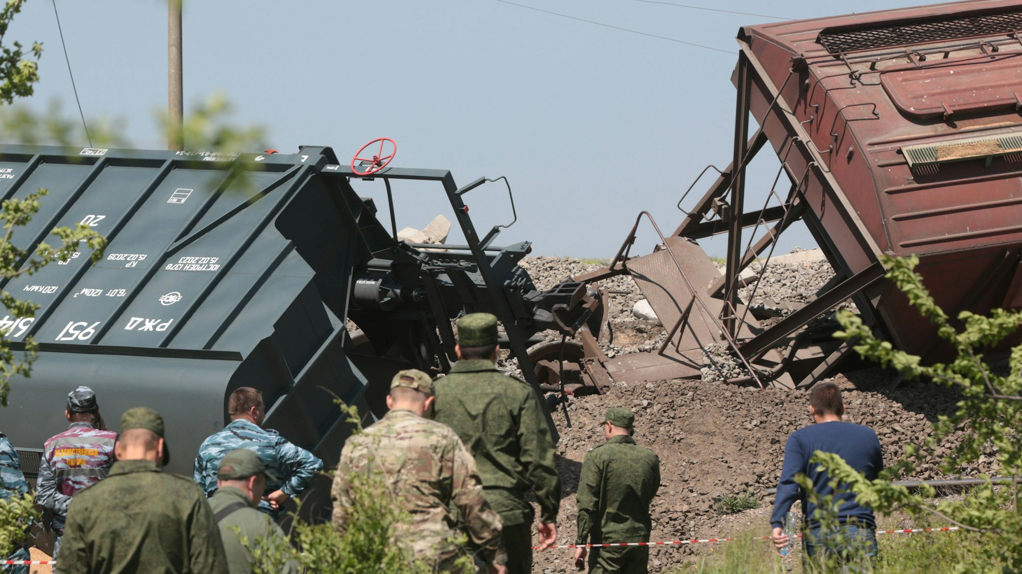 Russisches Militär und Bahnmitarbeiter inspizieren die Schäden an der Bahnstrecke auf der Krim. Am Donnerstag sind auf der von Russland illegal besetzten Halbinsel mehrere Bahnwagons entgleist.