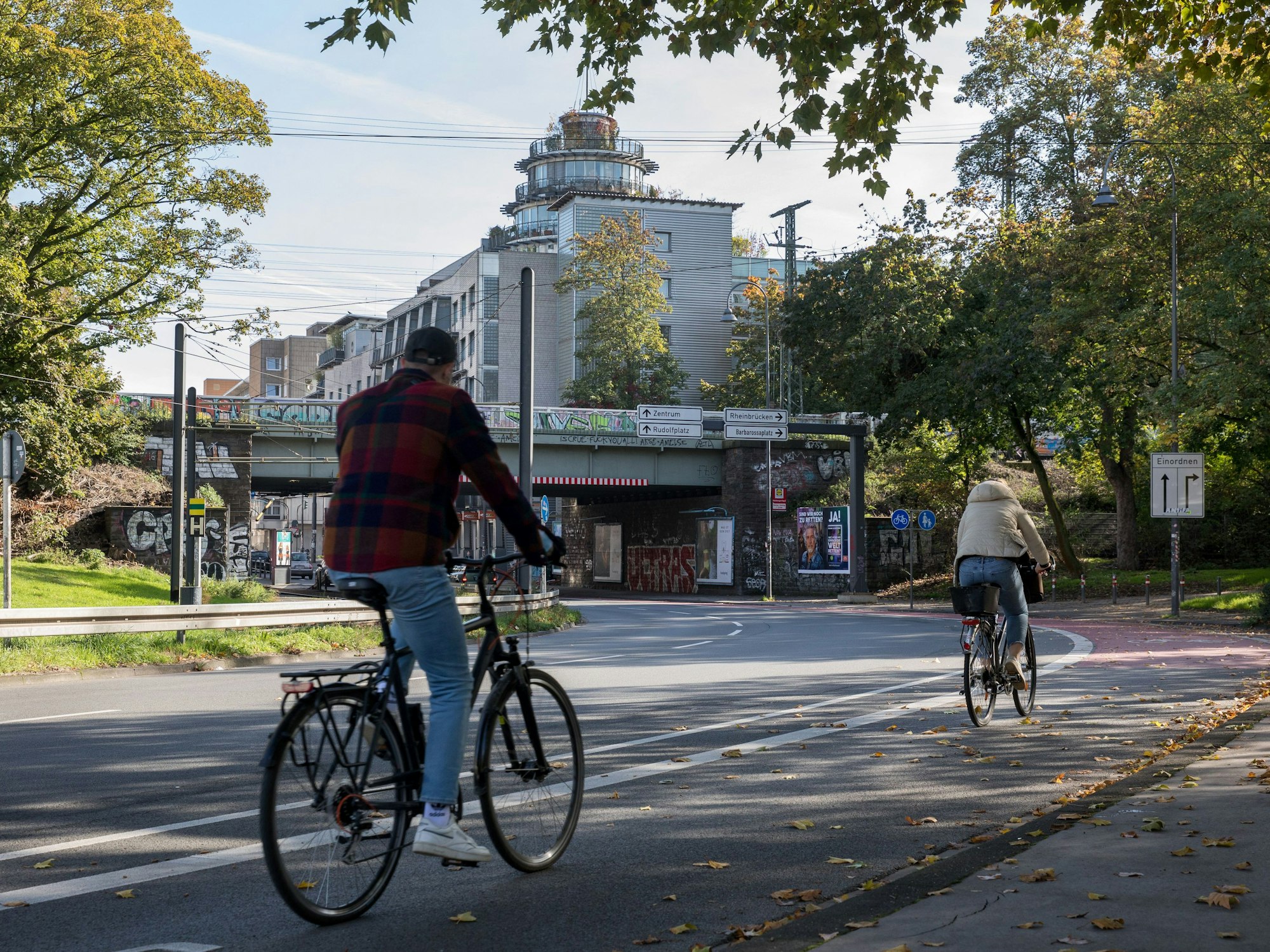 Ein Mann und eine Frau fahren auf Richard-Wagner-Straße in Köln mit dem Fahrrad.