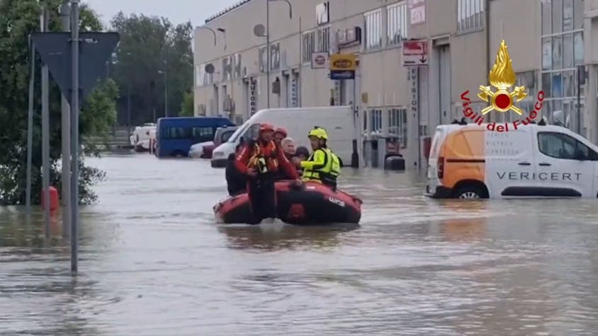 Das Standbild aus einem Video zeigt Einsatzkräfte der Feuerwehr, die mit einem Schlauchboot Personen aus einem Hotel evakuieren.&nbsp;