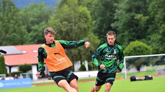 U23-Innenverteidiger Tom Gaal (l.) verlässt Borussia Mönchengladbach im Sommer 2023. Das Foto zeigt ihn gemeinsam mit Patrick Herrmann im Profi-Trainingslager am 8. Juli 2022 in Rottach-Egern.