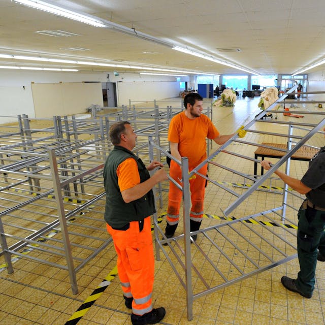 Mitarbeiter des Bauhofs 2015 beim Bettenbau&nbsp;im Camp im früheren Aldi-Markt an der Brückenstraße.
