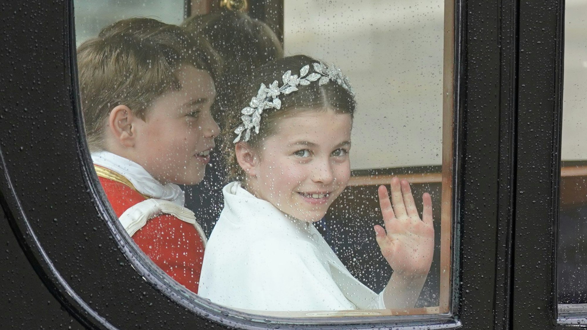 Prinzessin Charlotte und Prinz George kehren nach der Krönungszeremonie von König Charles III. und Königin Camilla mit der Kutsche zum Buckingham Palace zurück.