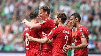 Die Kölner Eric Martel (v.l.), Steffen Tigges, Benno Schmitz und Ellyes Skhiri freuen sich über das Tor zum 1:0 in Bremen.