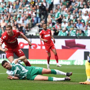 Kölns Steffen Tigges (l) erzielt gegen Werders Milos Veljkovic und Torwart Jiri Pavlenka (r) das Tor zum 0:1.