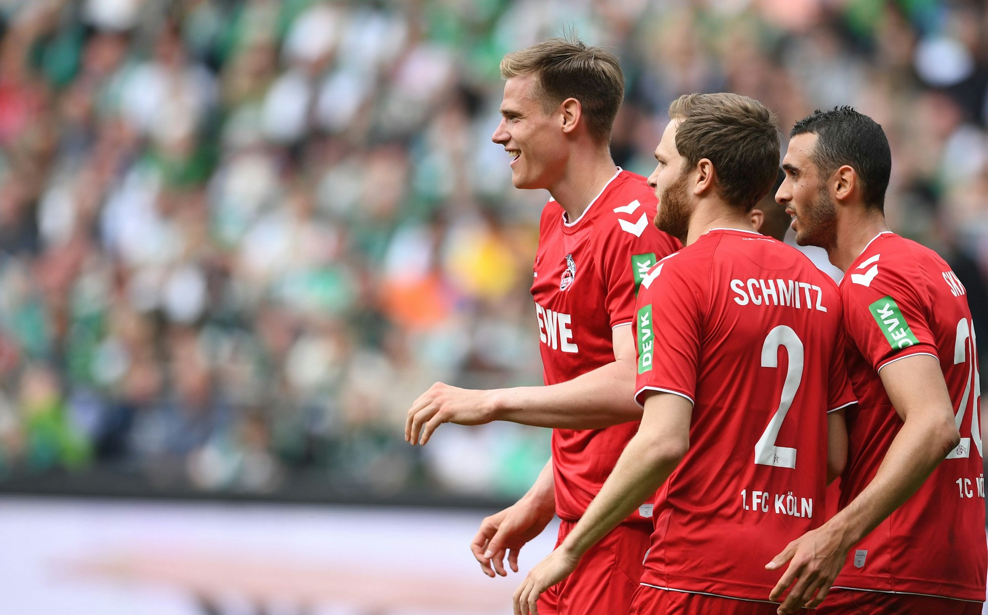 Kölns Steffen Tigges (links) freut sich mit Benno Schmitz und Ellyes Skhiri über sein Tor zur 1:0-Führung in Bremen.