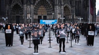 Bei einer Protestaktion der Tierschutzorganisation PETA zogen die 60 Teilnehmenden am Samstagmittag am Kölner Dom alle Blicke auf sich.