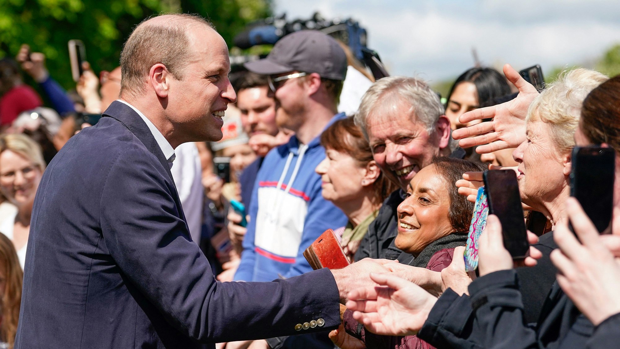 Der britische Prinz William, Prinz von Wales, wird am 7. Mai 2023 vor dem Krönungskonzert auf dem Long Walk in der Nähe von Schloss Windsor mit der Öffentlichkeit zusammentreffen.