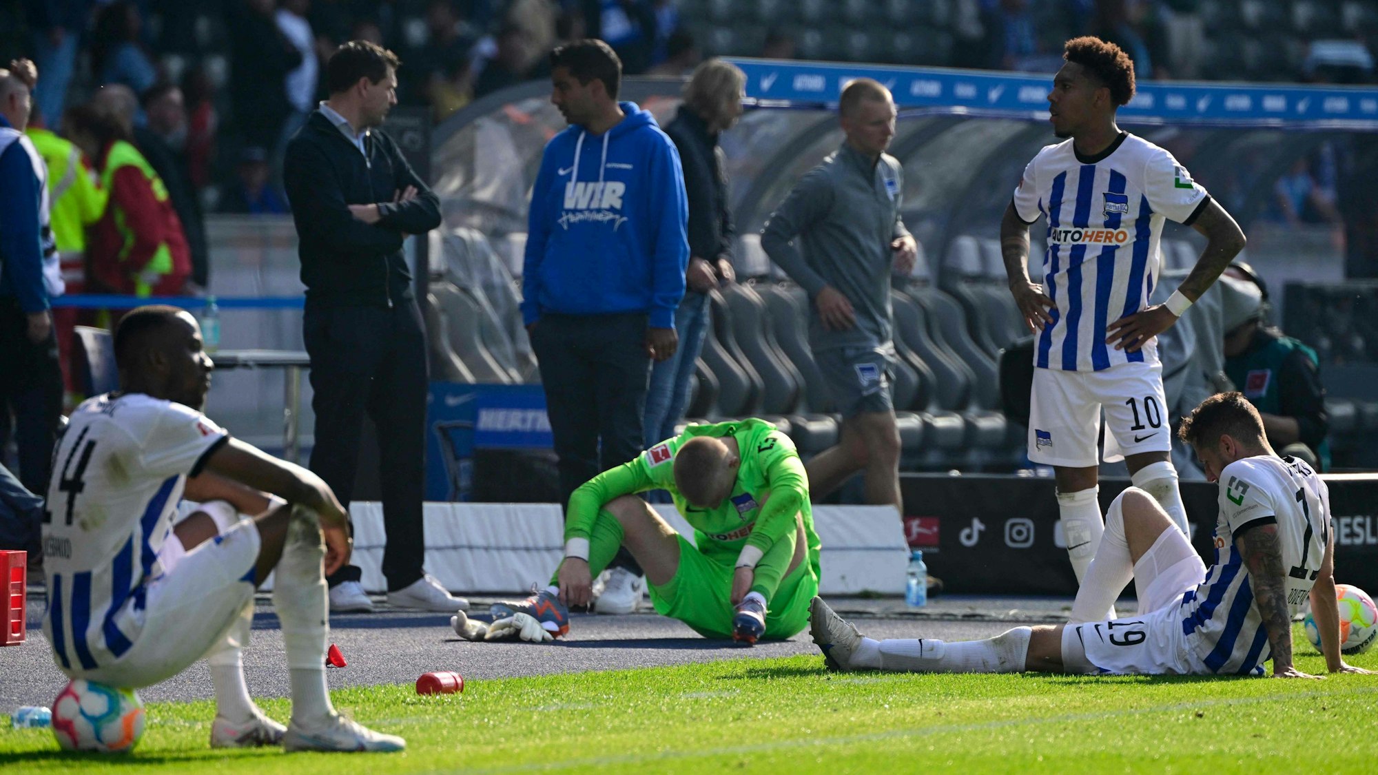 Hertha-Spieler reagieren enttäuscht nach dem Abstieg in die 2. Liga.