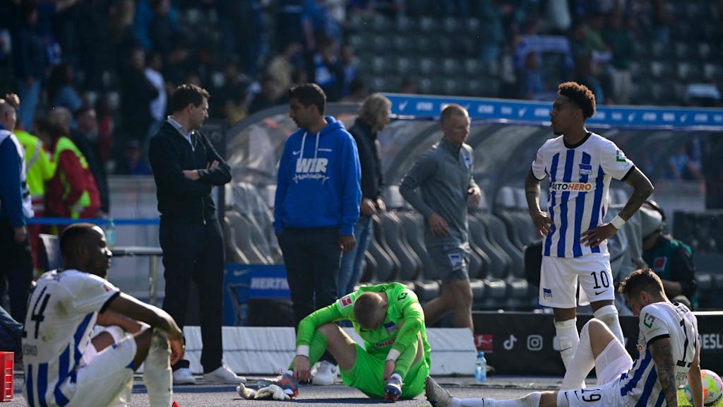 Hertha-Spieler reagieren enttäuscht nach dem Abstieg in die 2. Liga.&nbsp;