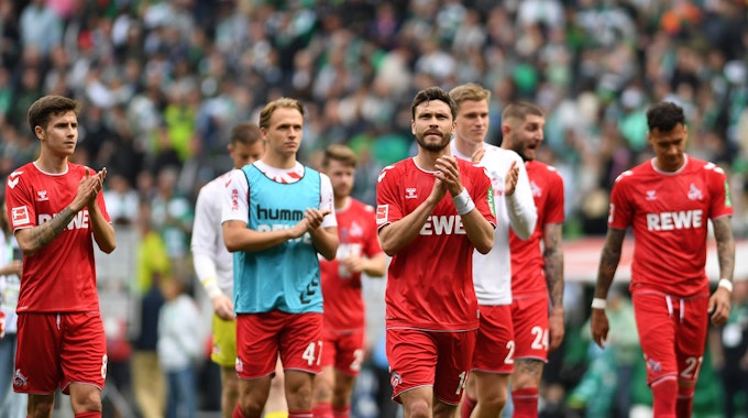Das Team um FC-Kapitän Jonas Hector bedankte sich nach dem 1:1 gegen Werder Bremen (20. Mai 2023) bei den mitgereisten Fans für die Unterstützung.