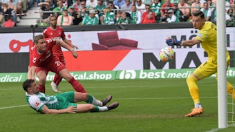 Steffen Tigges 1.FC Koeln 21 erzielt das 0:1 per Kopf gegen Milos Veljkovic SV Werder Bremen