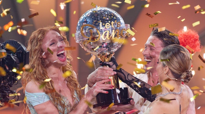 Anna Ermakova (l.), hier am 20. Mai 2023 gemeinsam mit Valentin Lusin und Victoria Swarovski bei „Let's Dance“, nimmt schreiend ihren Pokal entgegen.&nbsp;