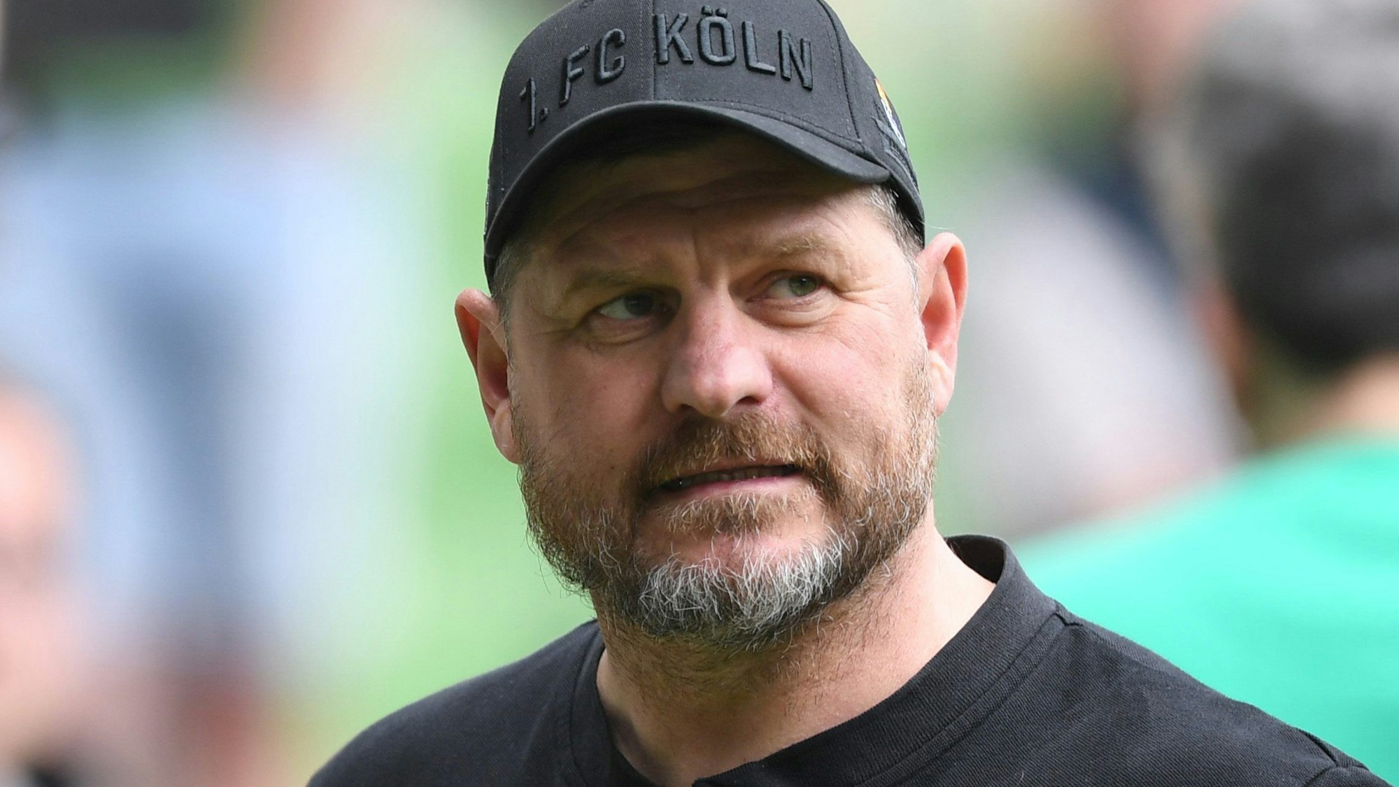 Kölns Trainer Steffen Baumgart vor Spielbeginn in Bremen