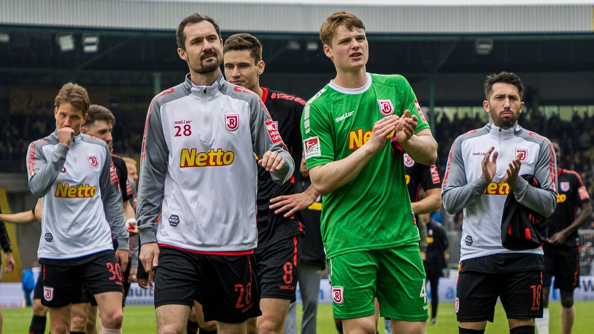 Jonas Urbig und seine Teamkollegen von Jahn Regensburg bedanken sich nach dem Sieg in Braunschweig am 20. Mai 2023 bei den Fans.