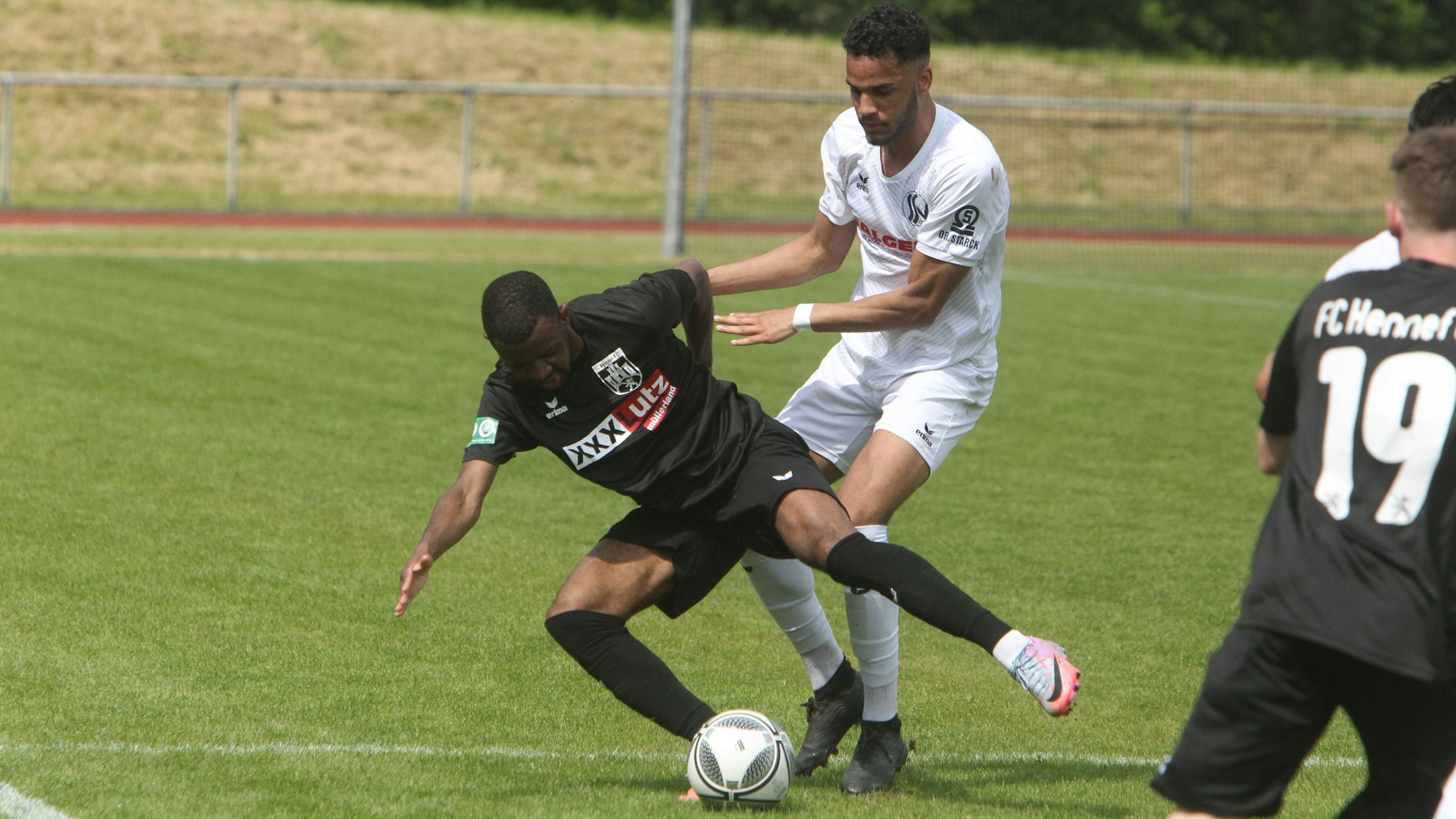 Michael Okoroafor (vorne) vom FC Hennef 05