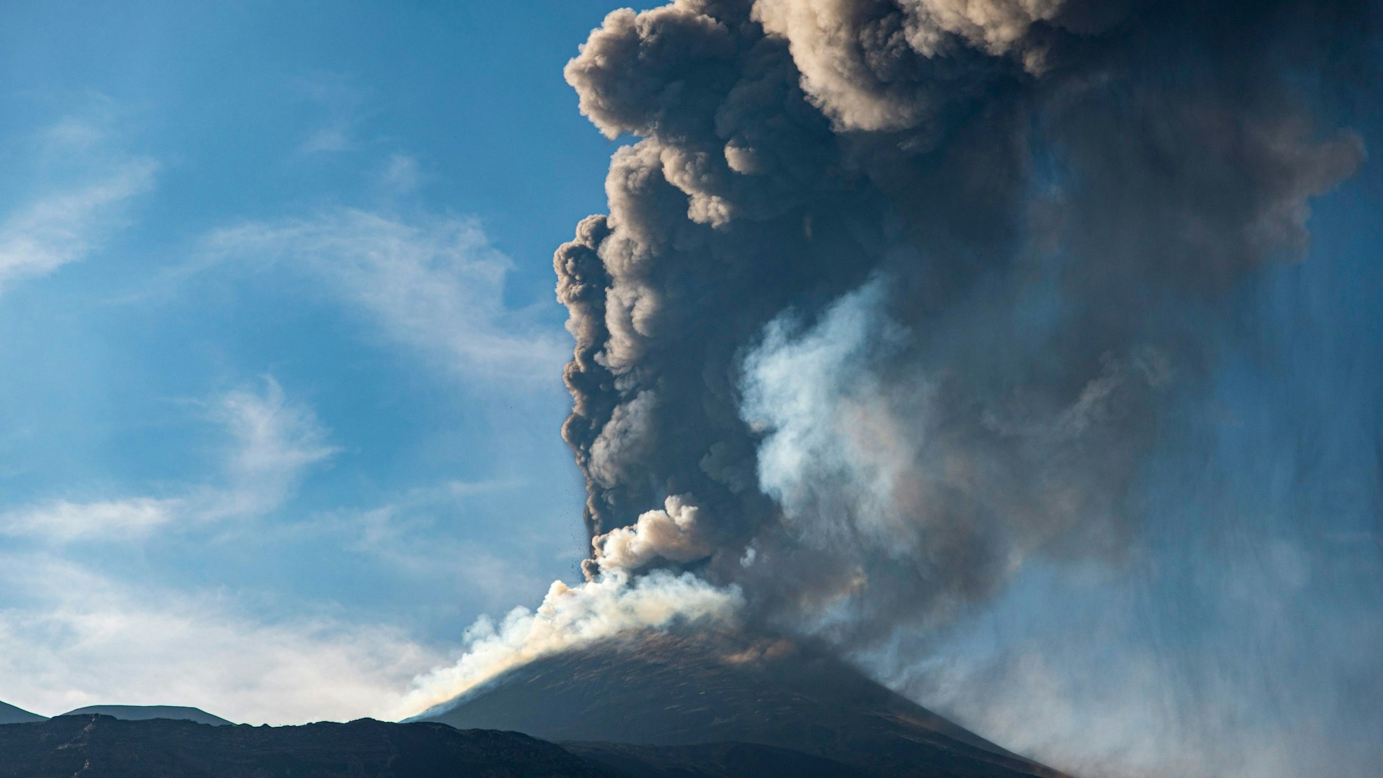 Eine Aschewolke ist während eines Ausbruchs des Ätna, dem größtem aktiven Vulkan in Europa, zu sehen. (Archivbild)