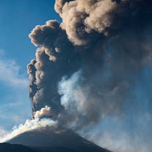 Eine Aschewolke ist während eines Ausbruchs des Ätna, dem größtem aktiven Vulkan in Europa, zu sehen. (Archivbild)