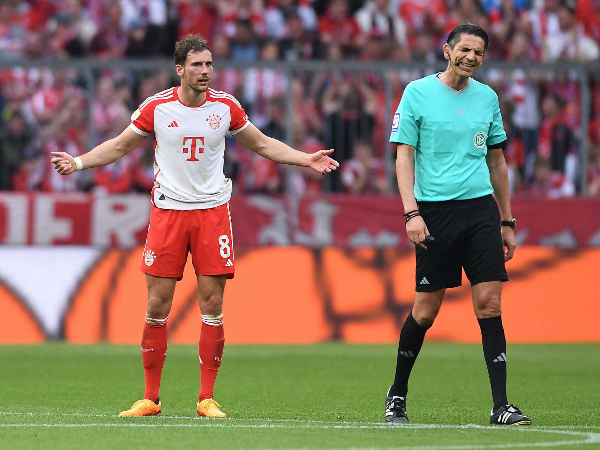 Leon Goretzka  vom FC Bayern beschwert sich bei Schiedsrichter Deniz Aytekin.