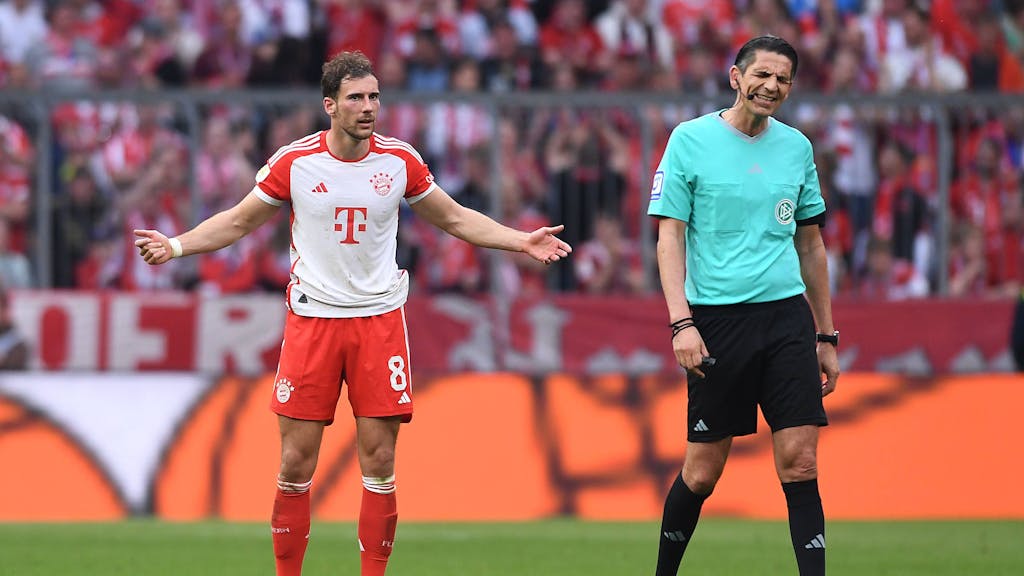 Leon Goretzka  vom FC Bayern beschwert sich bei Schiedsrichter Deniz Aytekin.