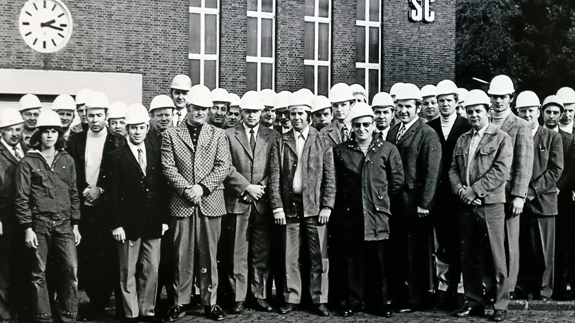 Zu sehen ist ein historisches Foto einer Männergruppe.
